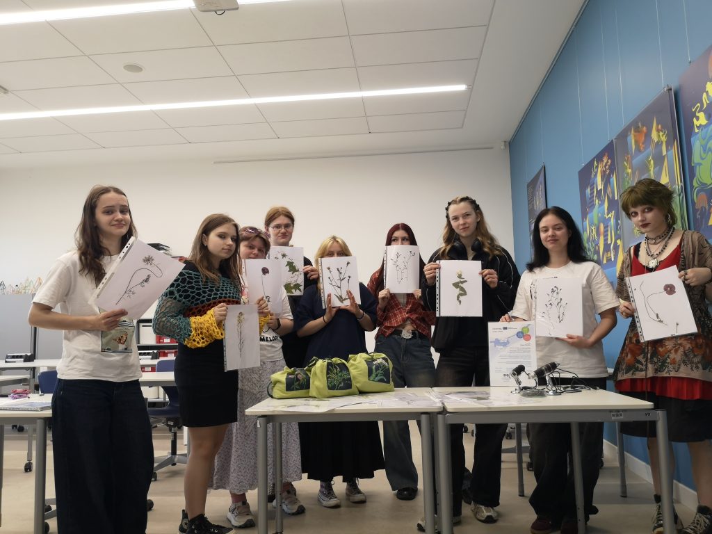 Group of students showcasing their botanical illustrations during an educational session related to the Green Stories Project, emphasizing nature exploration and innovative learning experiences. Group of students showcasing their botanical illustrations during an educational session related to the Green Stories Project, emphasizing nature exploration and innovative learning experiences.